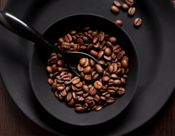 Cafea varsata si o ceasca de cafea in natura